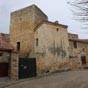 Fort sur la place de l'église de Boudes.